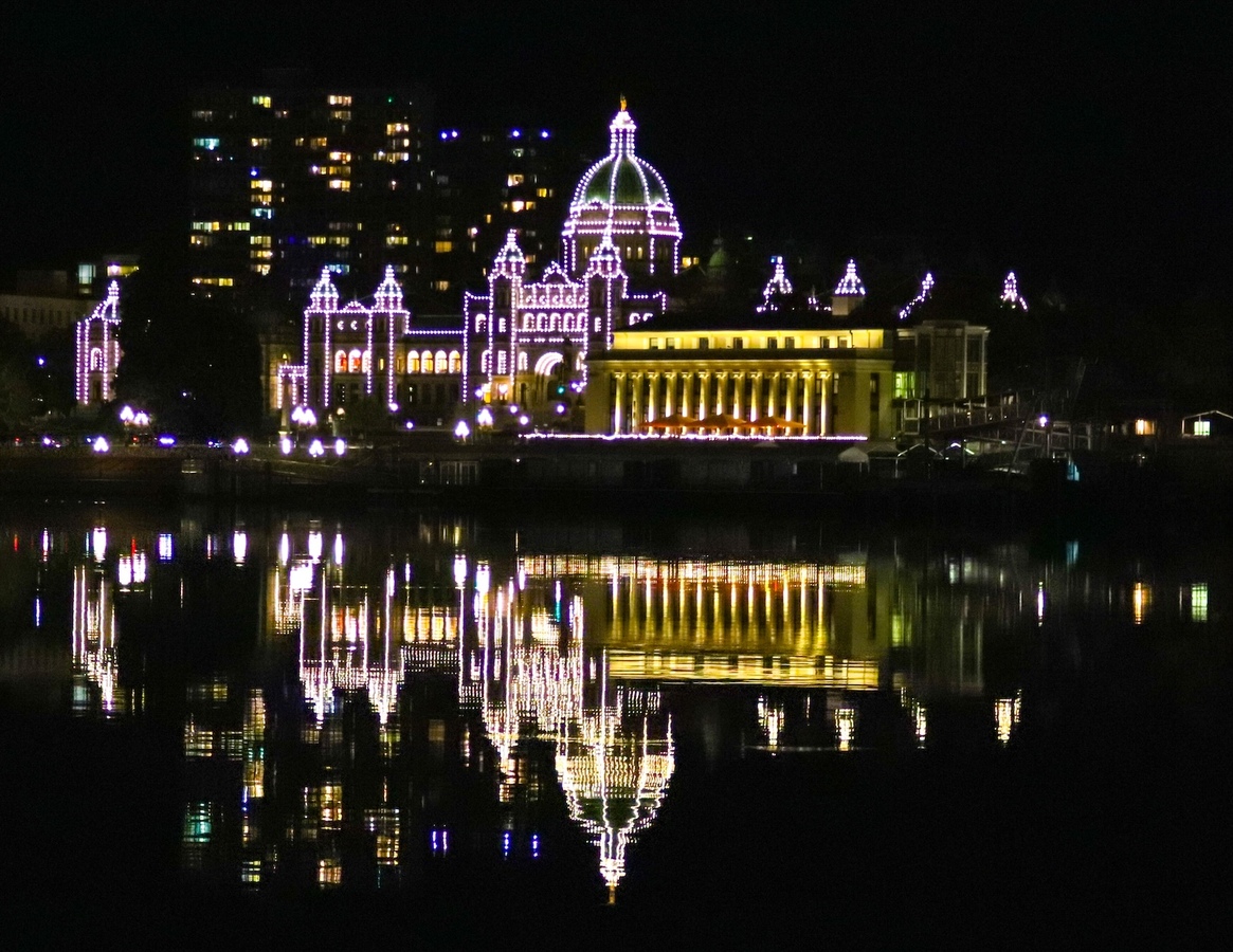Victoria Harbour At Night - Pat Ainger